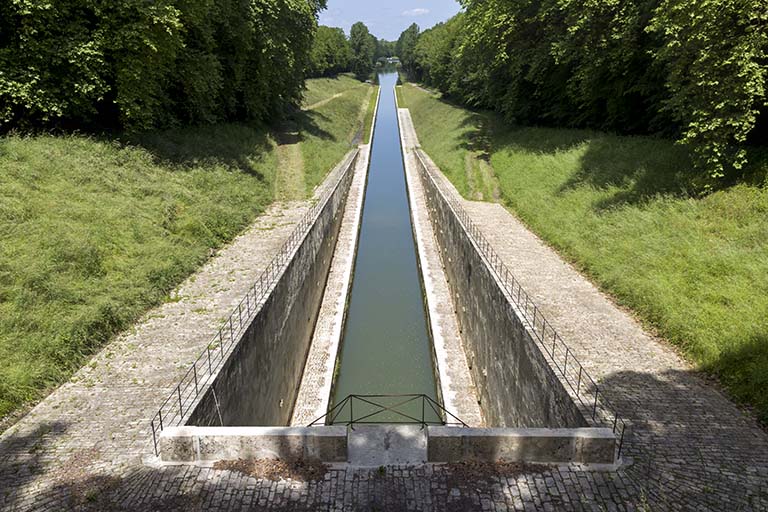 Le canal de navigation, vue amont.