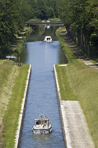 Vue amont du canal de navigation.