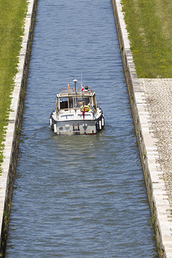 Bateau de plaisance remontant le canal de navigation.