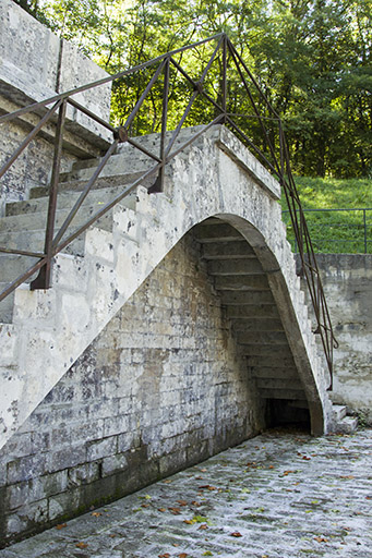 Escalier double, terrasse surplombant l'entrée du souterrain.