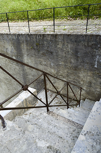 L'escalier et le garde-corps.
