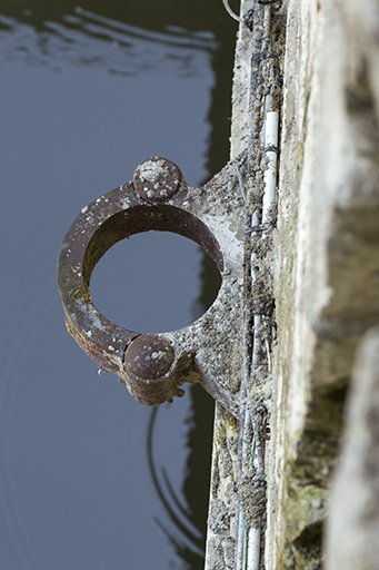 Gond d'une des anciennes portes du tunnel (entrée amont).