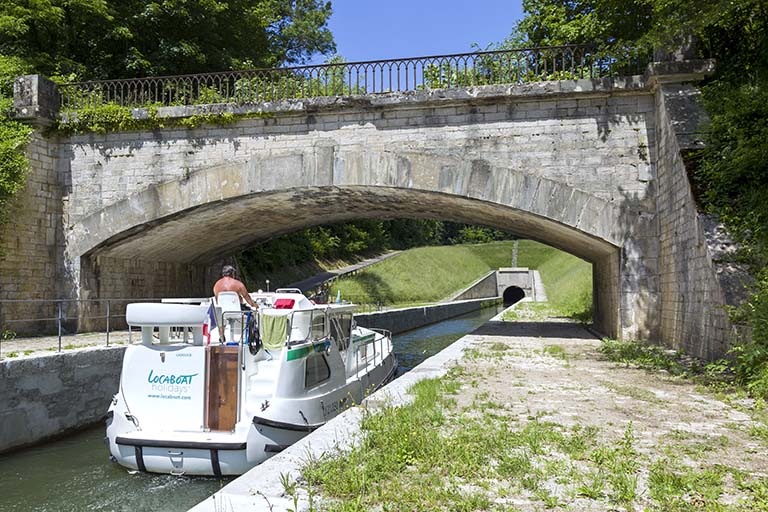 Pont ferrovier et vue de l'entrée aval du souterrain.