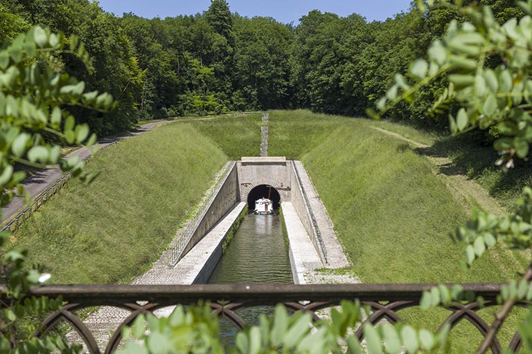Entrée aval du tunnel, vue prise depuis le pont.