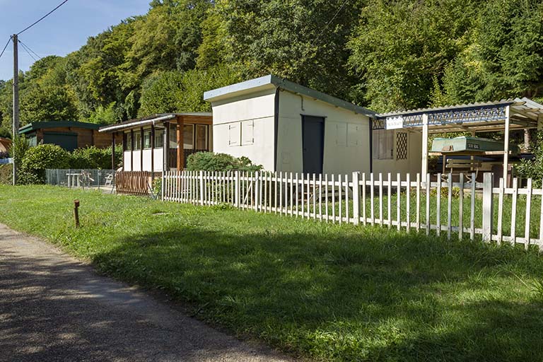 Cabanons situés le long de la Saône à hauteur d'Apremont (70).