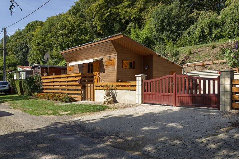 Cabanons situés le long de la Saône à hauteur d'Apremont (70).