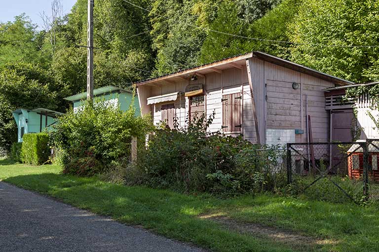 Cabanons situés le long de la Saône à hauteur d'Apremont (70).