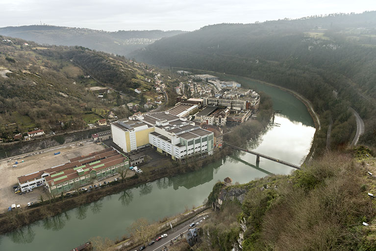 Etat en 2016. Vue d'ensemble (rapprochée) plongeante sur le site, depuis l'ouest.