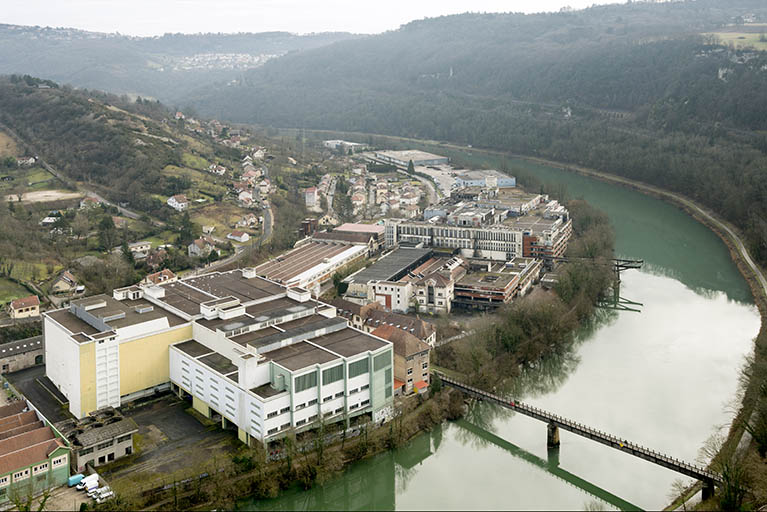 Etat en 2016. Vue d'ensemble plongeante sur les usines B (ateliers d'étirage tergal et d'ourdissage), A et C, depuis l'ouest.