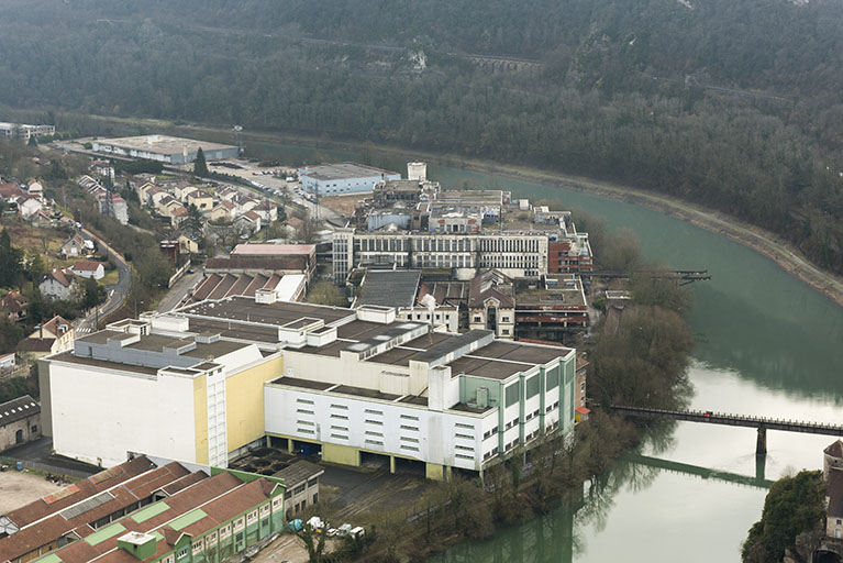 Etat en 2016. Usine B : vue plongeante sur les ateliers d'étirage tergal et d'ourdissage.