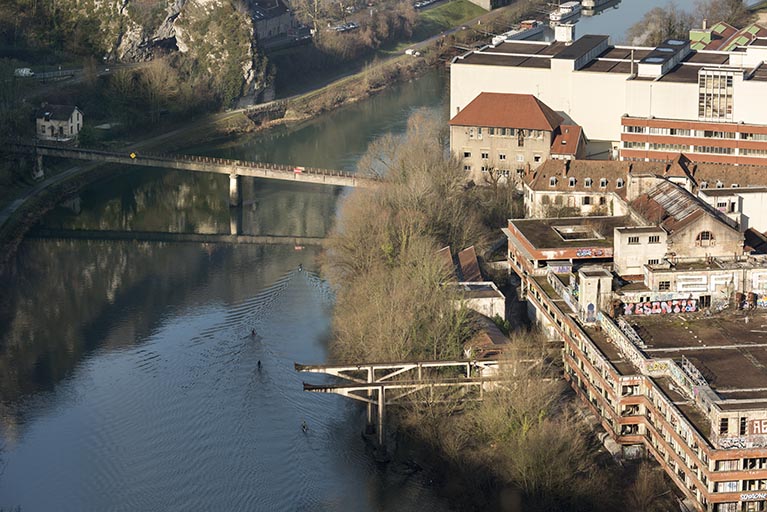 Etat en 2016. Usine A : portique en béton du pont roulant et passerelle sur le Doubs.