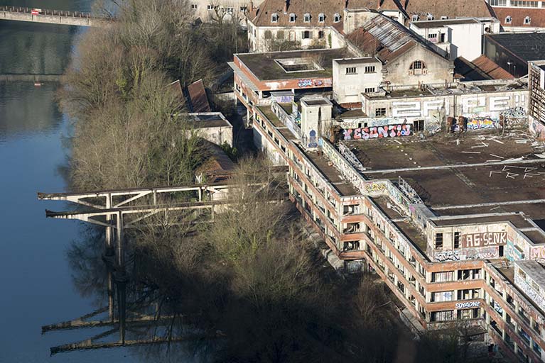 Etat en 2016. Usine A : vue plongeante sur le portique en béton du pont roulant.