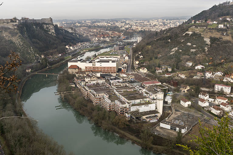 Etat en 2016. Vue d'ensemble plongeante sur le site, depuis le sud.
