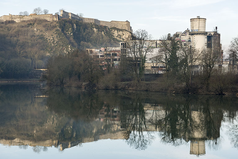 Etat en 2016. Usine A : centrale frigorifique et filatures, depuis la rive gauche du Doubs à l'est.
