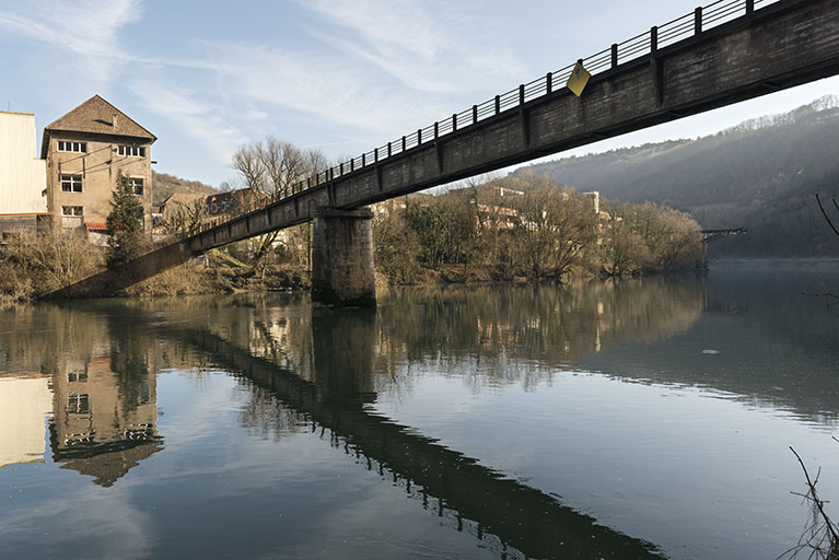 Etat en 2016. Usine B : transformateur et passerelle, depuis le chemin de halage rive gauche du Doubs.