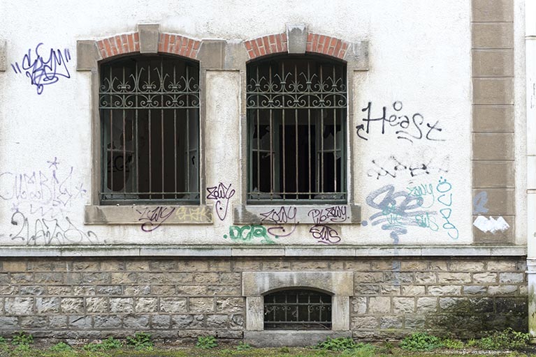 Etat en 2016. Usine A : baies étroites au rez-de-chaussée des bureaux, côté rue.