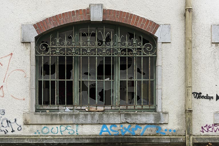 Etat en 2016. Usine A : baie large au rez-de-chaussée des bureaux, côté rue.