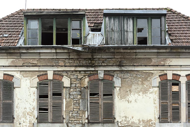 Etat en 2016. Usine A : baies à l'étage carré et à l'étage en surcroît de la conciergerie, côté rue.