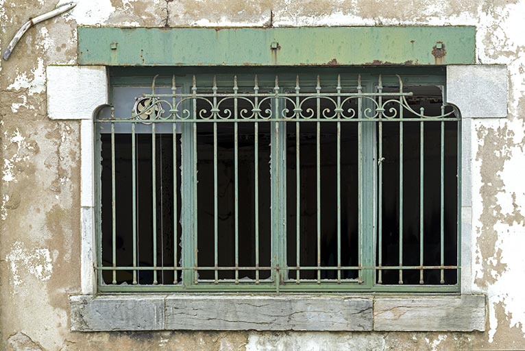 Etat en 2016. Usine A : baie au rez-de-chaussée de la conciergerie et du local syndical, côté rue.