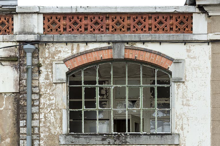 Etat en 2016. Usine A : baie à l'étage carré de la conciergerie et du local syndical, côté rue.