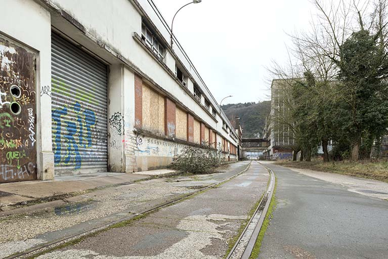 Etat en 2016. Usine A : façade sur cour de l'atelier de réparation (O), vue en enfilade.