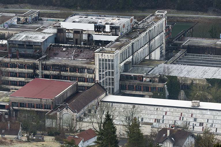 Etat en 2016. Usine A : vue plongeante depuis le nord sur la partie centrale. Chaufferie et atelier de réparation (sheds) au premier plan, étirage et filature tergal au second plan.
