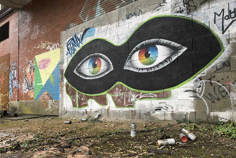 Etat en 2016. Usine A : tag en forme de masque.