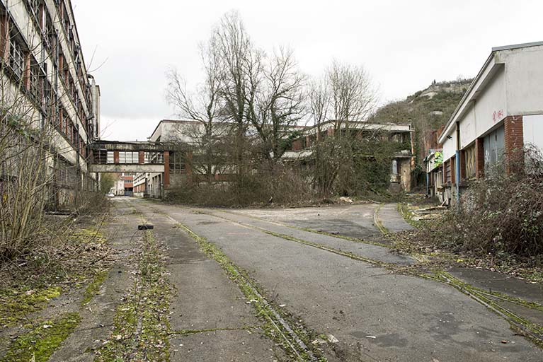 Etat en 2016. Usine A : allée centrale depuis le fond de l'usine, à l'est. Filature nylon à gauche, chaufferie et laboratoire au centre, atelier de réparation des corps d'état à droite.