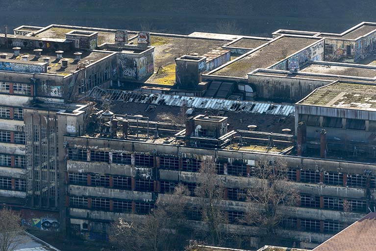 Etat en 2016. Usine A : vue plongeante sur la façade nord du bâtiment de filature et tissage.