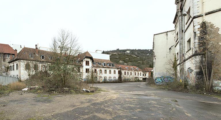 Etat en 2016. Usine A : façade sur cour des bureaux, de trois quarts gauche.
