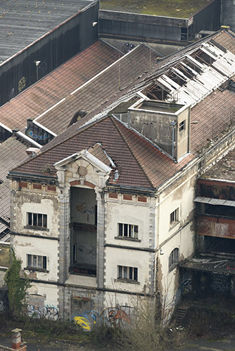 Etat en 2016. Usine A : vue d'ensemble plongeante sur la façade de la cantine (ancien atelier de fabrication).