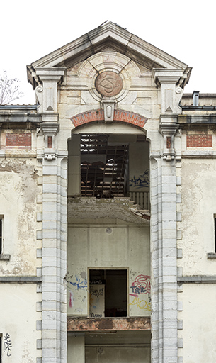 Etat en 2016. Usine A : baie centrale en façade de la cantine.