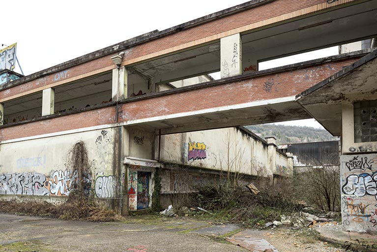Etat en 2016. Usine A : passerelle de jonction entre les ateliers d'étirage tergal (S à gauche et V à droite).