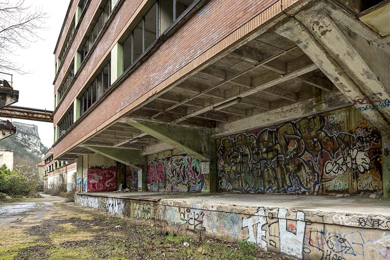 Etat en 2016. Usine A : encorbellement de la façade sud de l'atelier d'étirage tergal et nylon.
