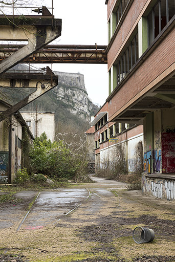 Etat en 2016. Usine A : allée entre le portique du pont roulant et la façade sud de l'étirage tergal.