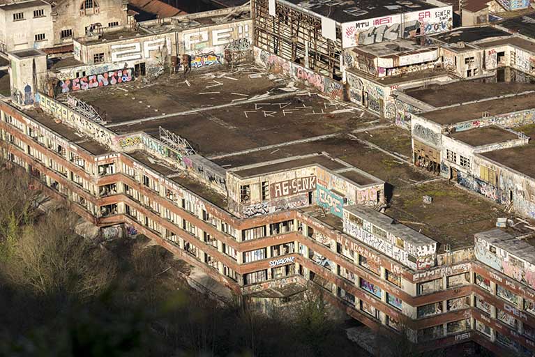 Etat en 2016. Usine A : vue plongeante sur la façade sud et le toit des ateliers d'étirage et filature tergal et nylon.