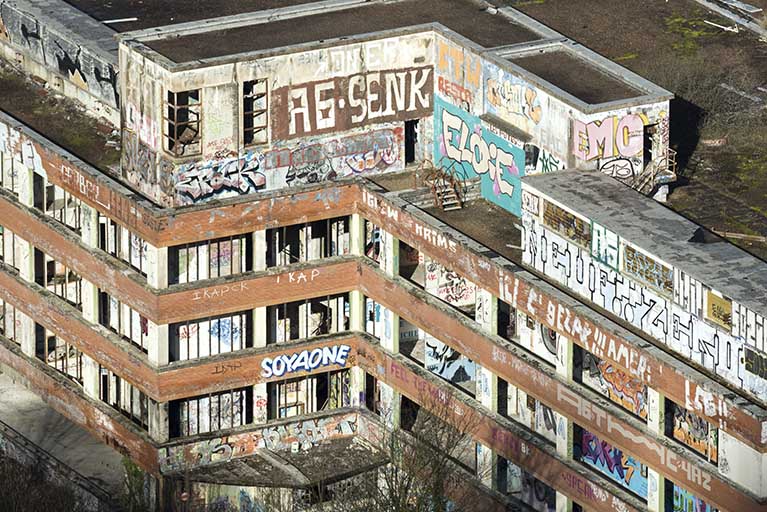 Etat en 2016. Usine A : vue plongeante sur un décrochement de la façade sud des ateliers d'étirage et filature tergal et nylon.