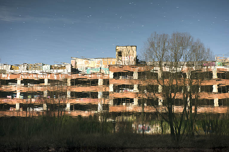 Etat en 2016. Usine A : reflet sur le Doubs de la façade sud des ateliers d'étirage et filature tergal et nylon.