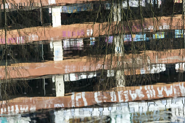 Etat en 2016. Usine A : reflets sur le Doubs de la façade sud de l'atelier d'étirage tergal et nylon.