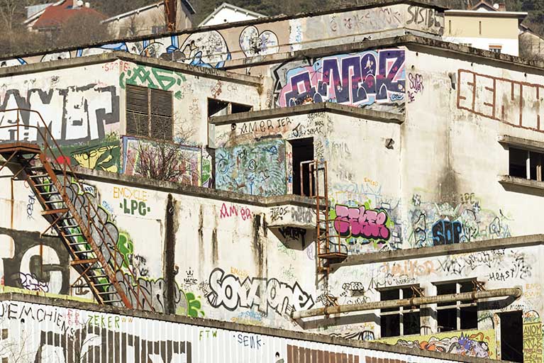 Etat en 2016. Usine A : tags sur l'atelier d'étirage tergal et nylon.