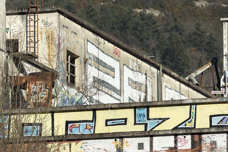 Etat en 2016. Usine A : tags sur l'atelier d'étirage tergal.