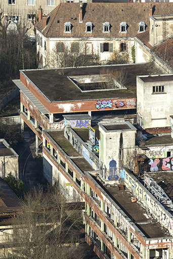 Etat en 2016. Usine A : vue plongeante sur les toits de la cantine et de l'atelier d'étirage tergal.
