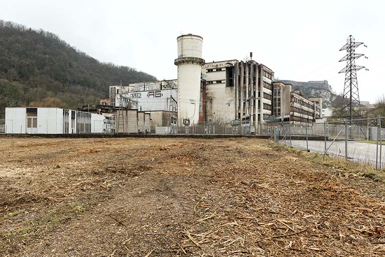 Etat en 2016. Usine A : vue d'ensemble de l'extrémité orientale, depuis l'emplacement de l'atelier de fabrication oriental (Z) détruit.