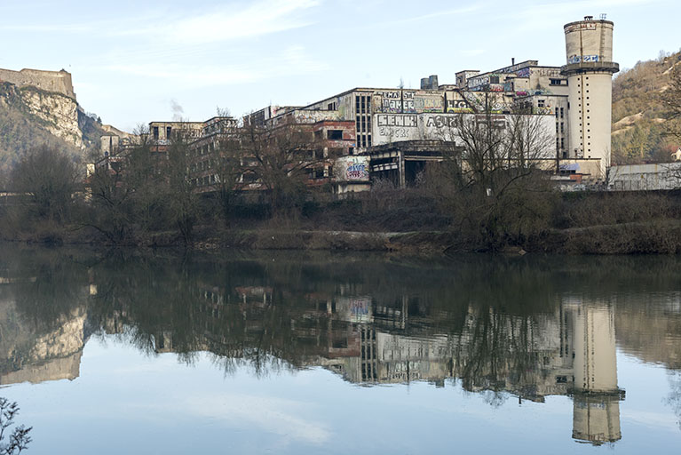 Etat en 2016. Usine A : extrémité orientale des ateliers d'étirage et filature tergal et nylon, avec le château d'eau.