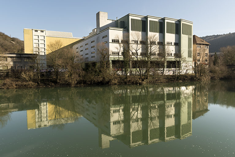 Etat en 2016. Usine B : façade sur le Doubs des ateliers d'étirage tergal et d'ourdissage, de trois quarts gauche.