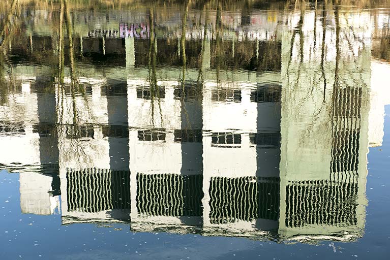 Etat en 2016. Usine B : reflets sur le Doubs de la façade des ateliers d'étirage tergal et d'ourdissage.