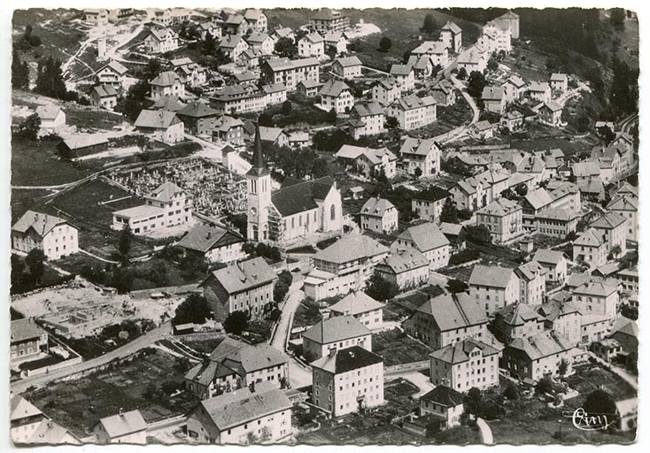 Villers-le-Lac (Doubs) - Vue aérienne. 22173 - Le Centre du Pays, 1952. La maison est visible entre deux autres, à la verticale de l'angle supérieur du cimetière. ; Villers-le-Lac (Doubs) - Vue aérienne. 22173 - Le Centre du Pays, 1952. ; Villers-le-Lac (Doubs) - Vue aérienne. 22173 - Le Centre du Pays, 1952. Le bâtiment est visible en-dessous de l'église.