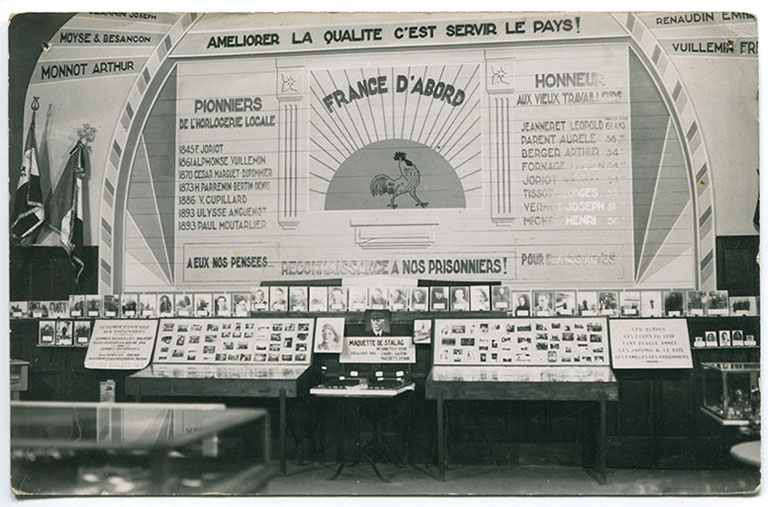 [Vitrines et panneaux de l' "exposition horlogère et artisanale" de 1944], mai 1944.