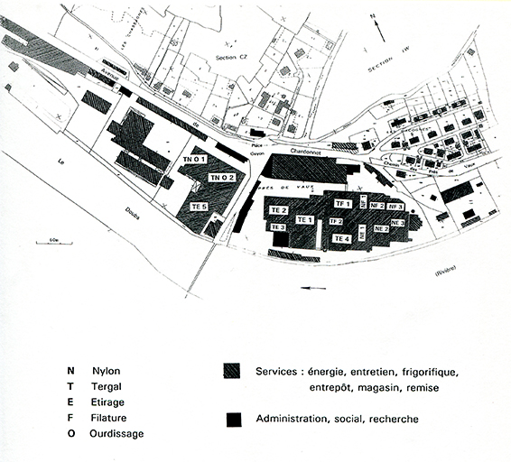 Schéma de répartition fonctionnelle de l'usine. D'après un plan commenté de localisation d'ateliers et de machines, s.d. [vers 1980 ?]. Fonds : plan cadastral, 1982, section DH, 1/1 000 réduit à l'échelle approximative 1/4 000.