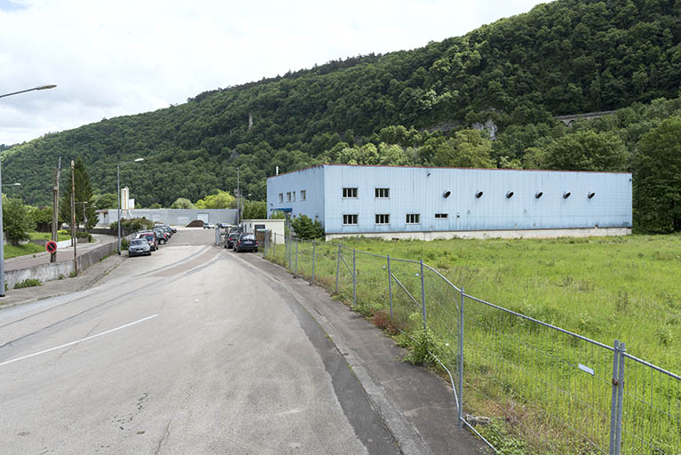 Etat en 2016. Usine A : bâtiment récent construit à son extrémité orientale, avec l'usine C en arrière-plan.